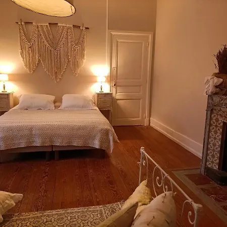 Chateau D'arfeuilles Et Tables D'hotes Bed & Breakfast